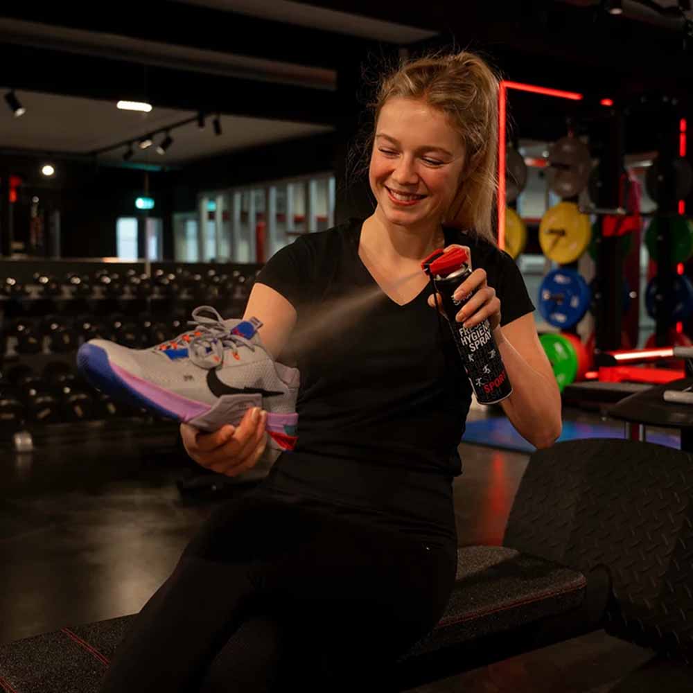 Athlete with Sukkiri Spray and a sports shoe in a gym