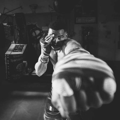 Bokser met gewikkelde handen in zwart-wit, foto Jordan Besson