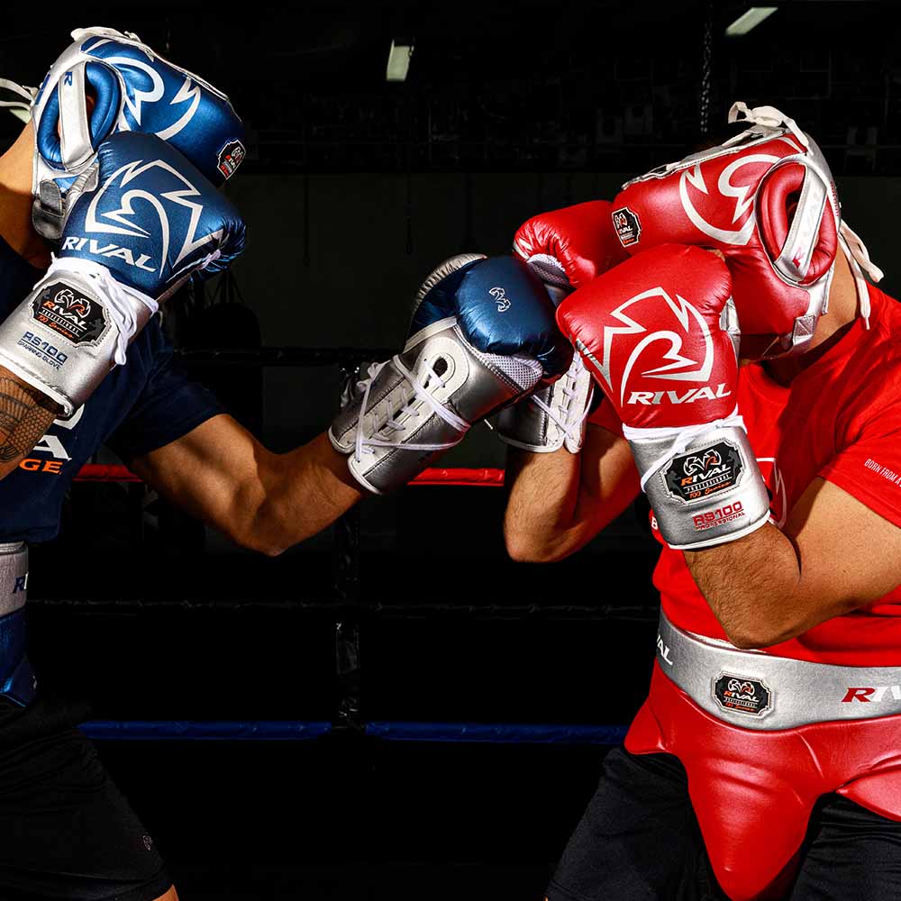 Boxers in actie met rode en blauwe Rival-uitrusting uit de 100-serie.