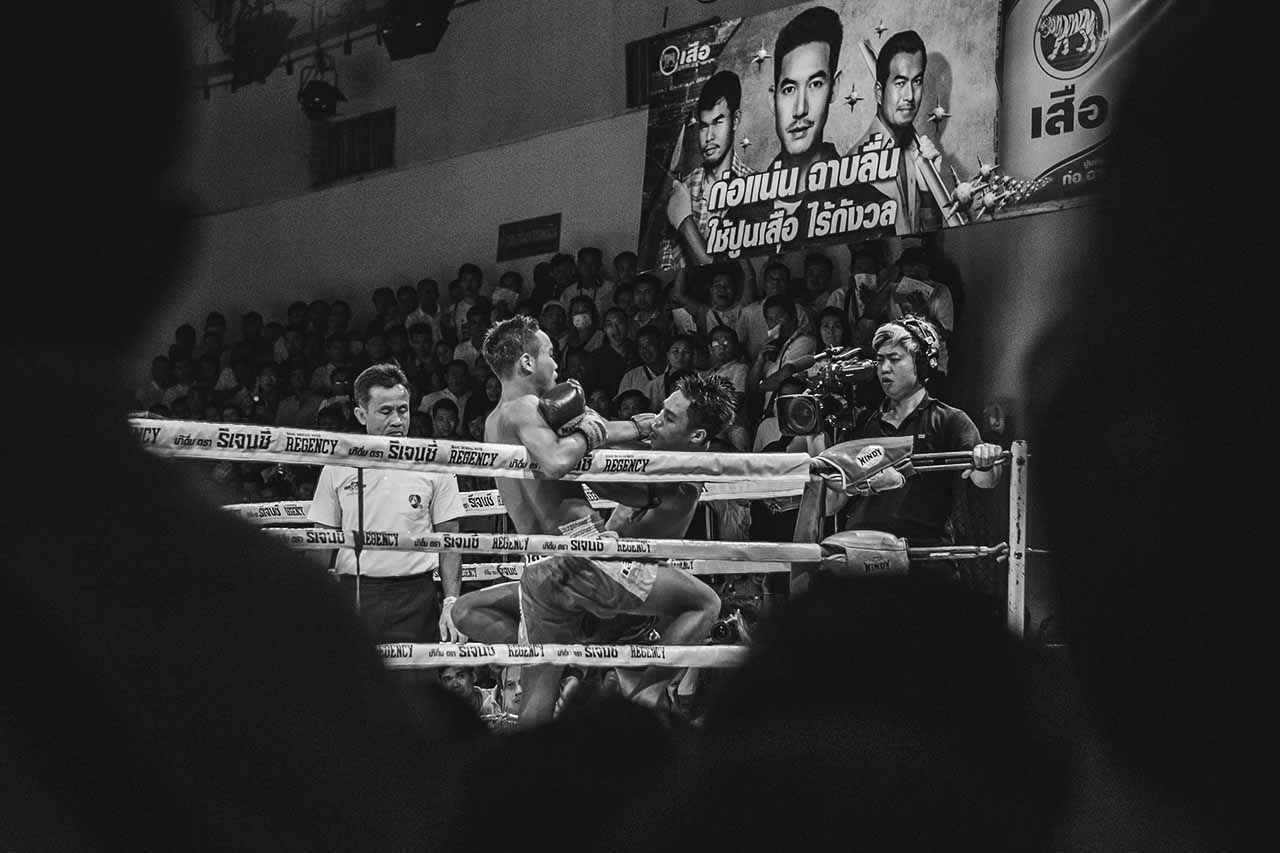 Zwei Kämpfer im Ring während einer Kampfsportveranstaltung, mit Publikum am Ring