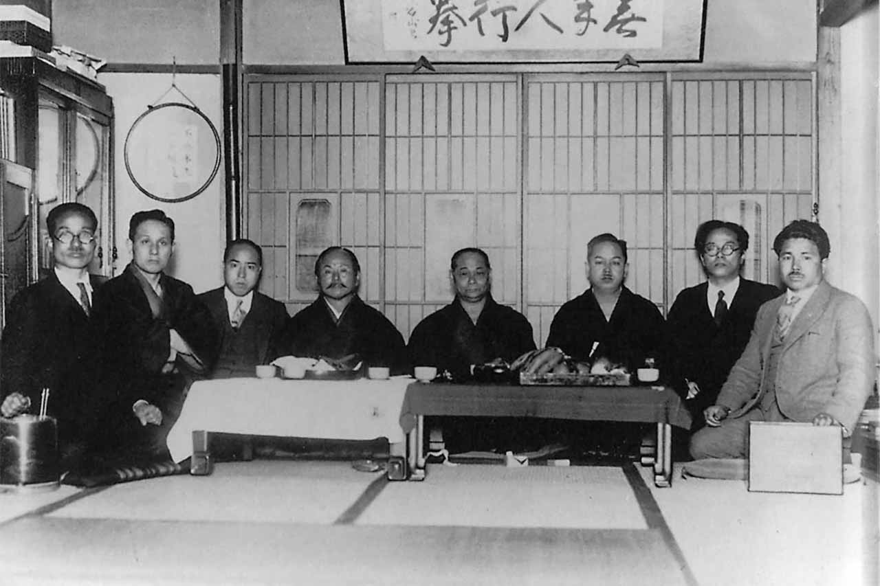 Karate-mestareiden ryhmäkuva Tokiosta 1930-luvulla