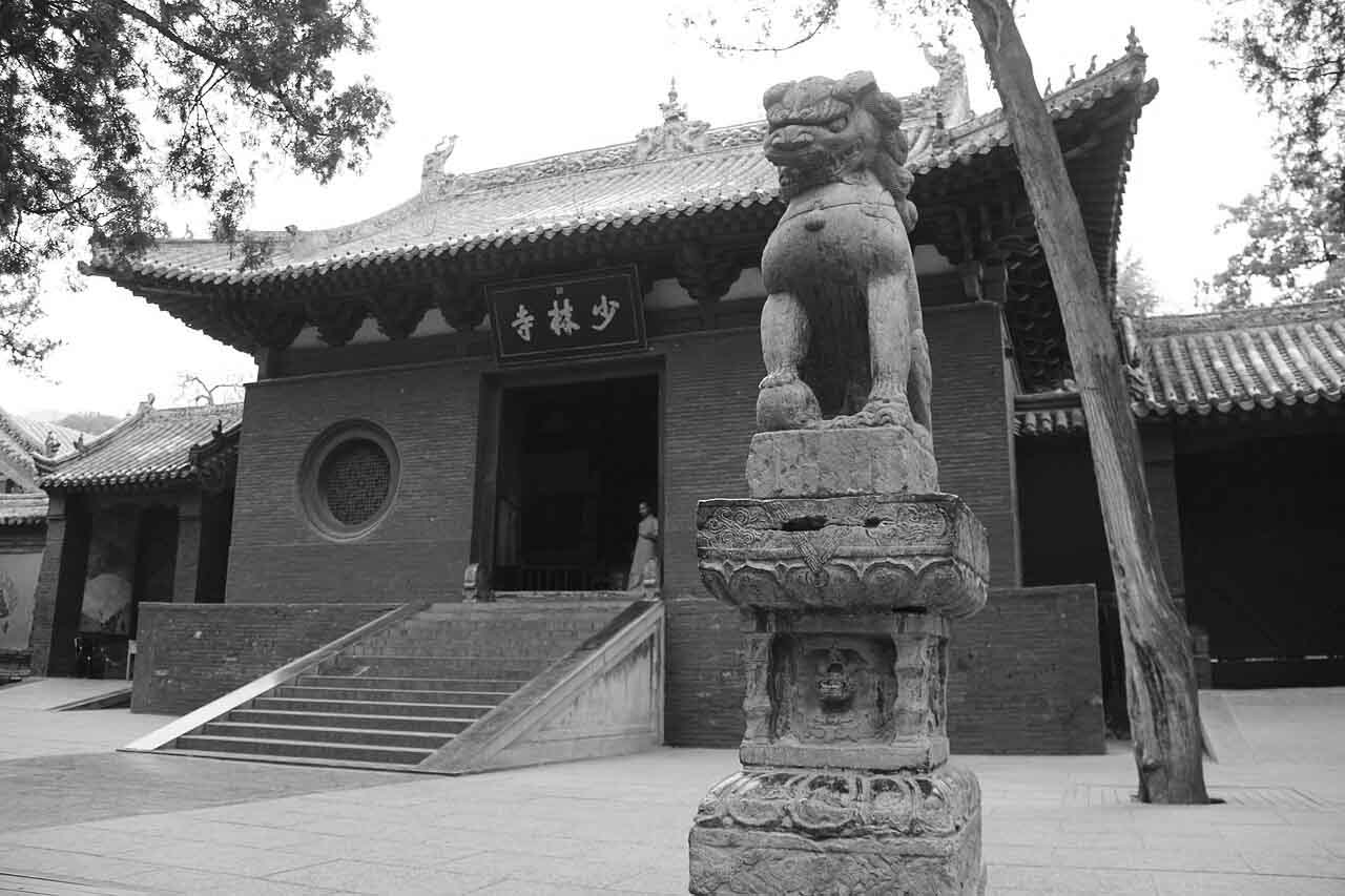 Accès au monastère Shaolin avec un lion de pierre à Dengfeng, Henan