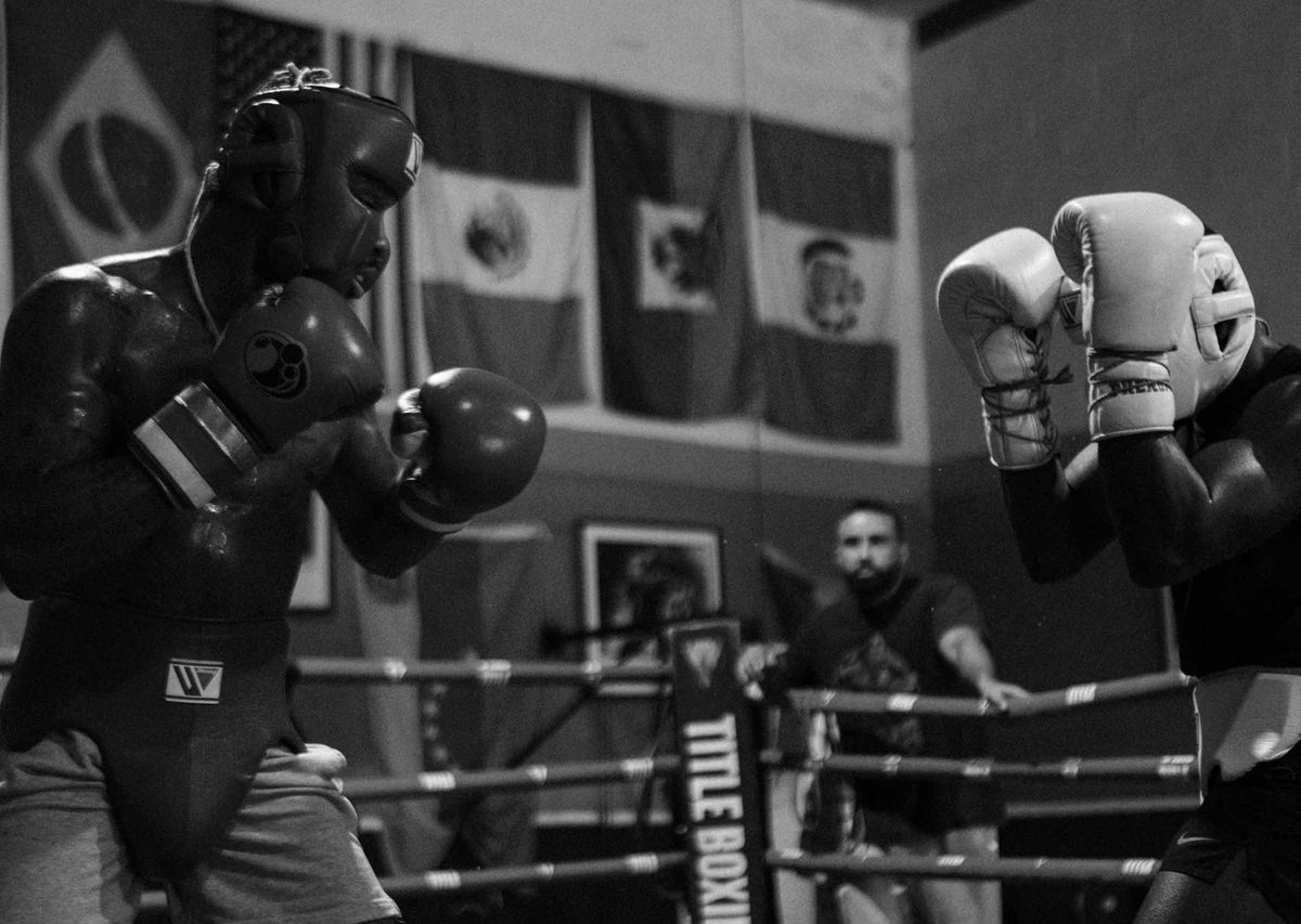 Två boxare under ett träningspass i en boxningsring