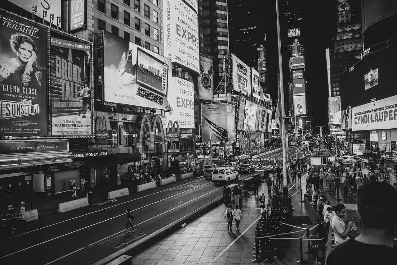 Drukte en lichtreclames op Times Square in Manhattan, New York