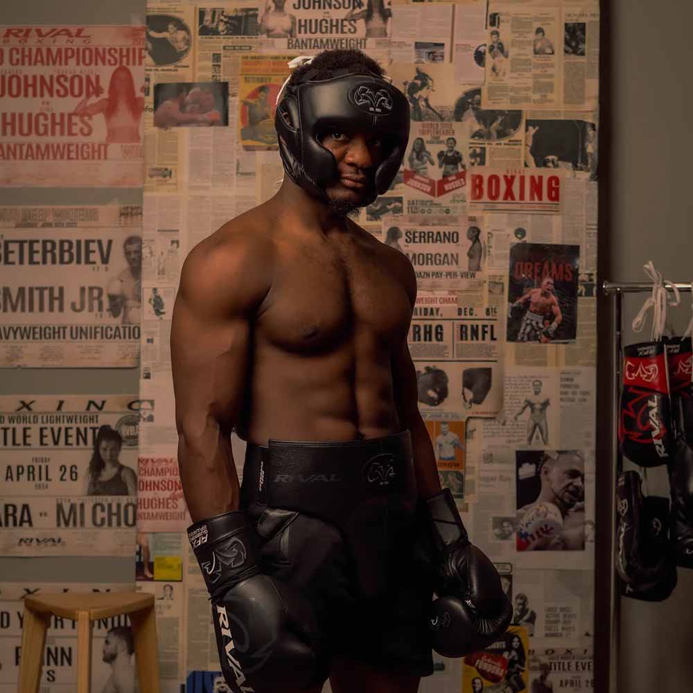 Bokser met een zwarte Rival RHG-Guerrero-hoofdbeschermer en bokshandschoenen in de gym