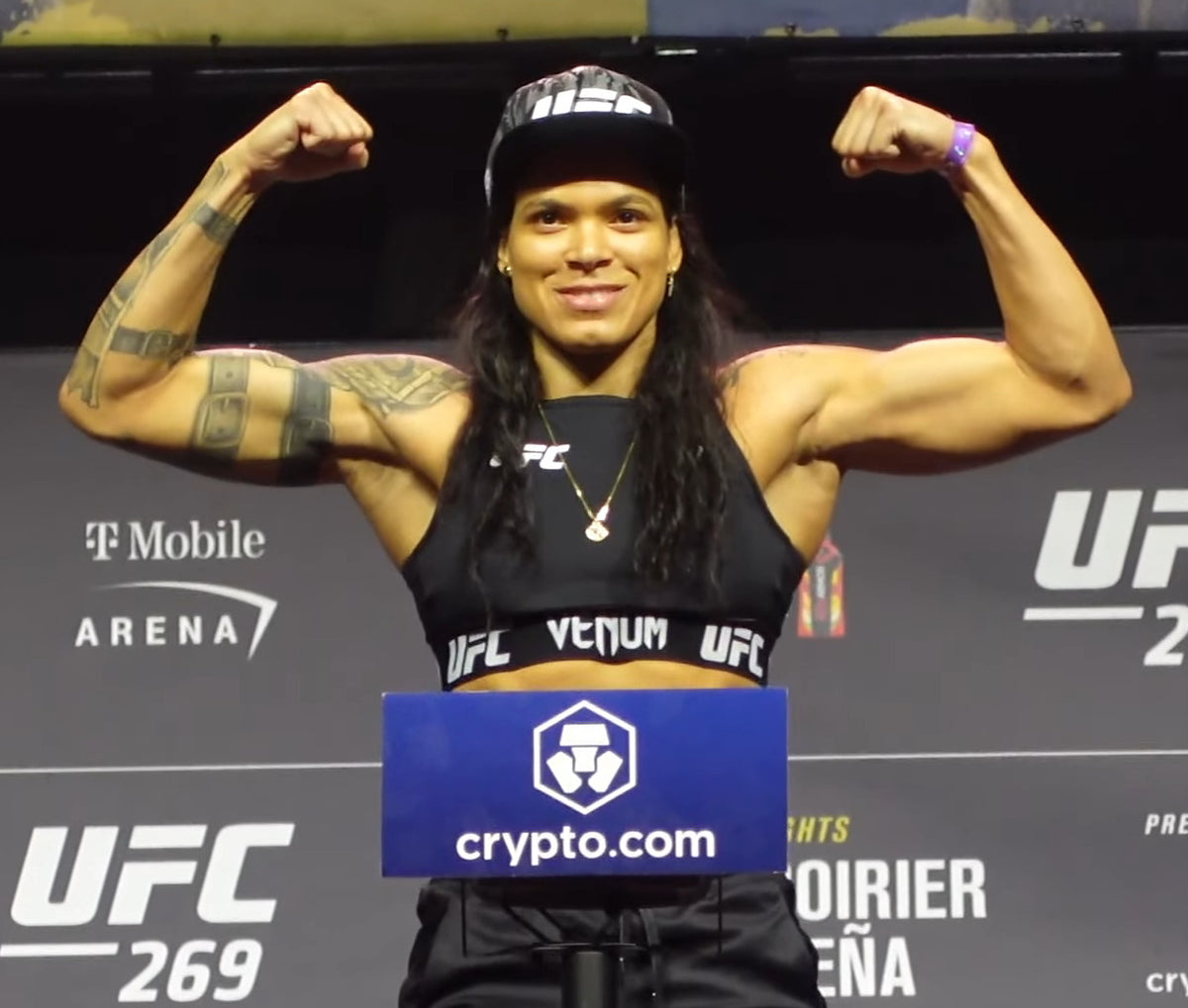 Amanda Nunes met geheven armen bij de ceremoniële weging voor UFC 269