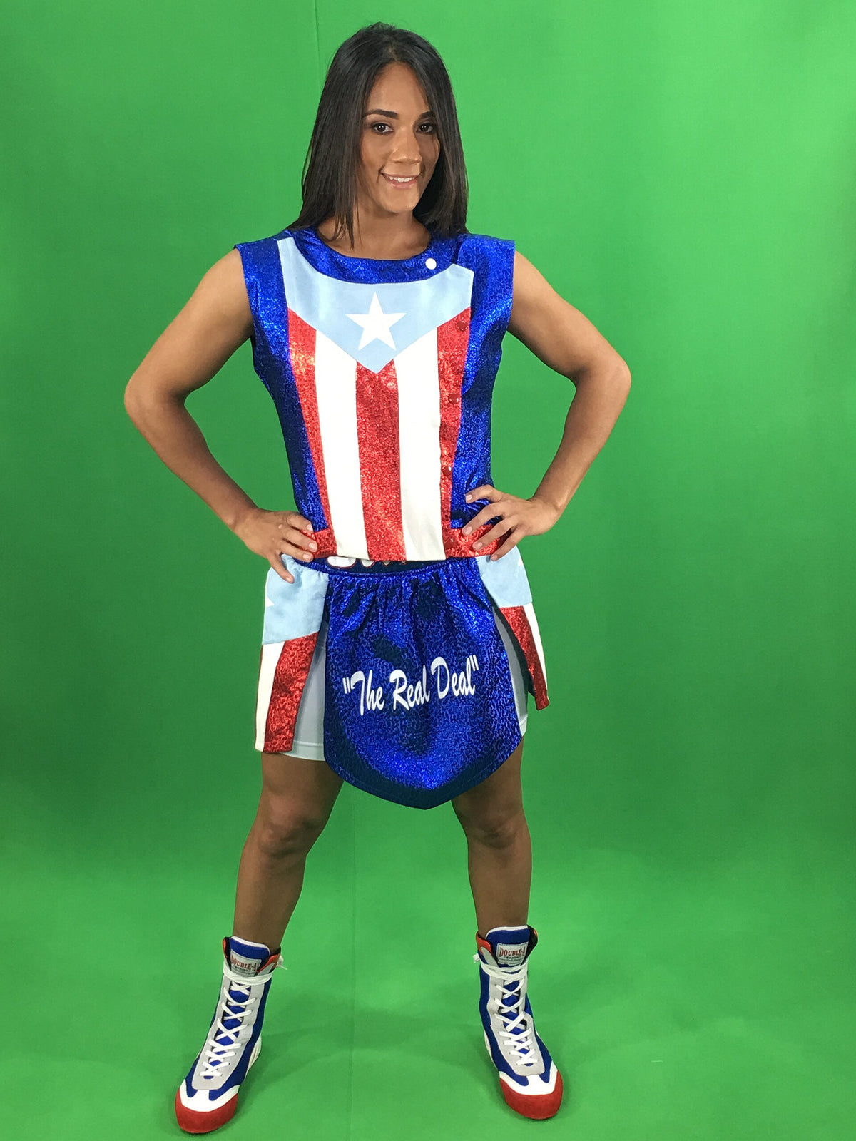 Amanda Serrano in bokskleding met de kleuren van de Puerto Ricaanse vlag