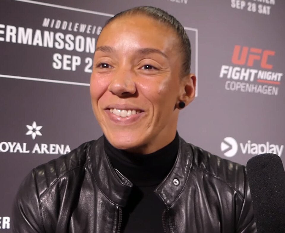 Germaine de Randamie in een zwart leren jack tijdens een interview bij UFC Copenhagen