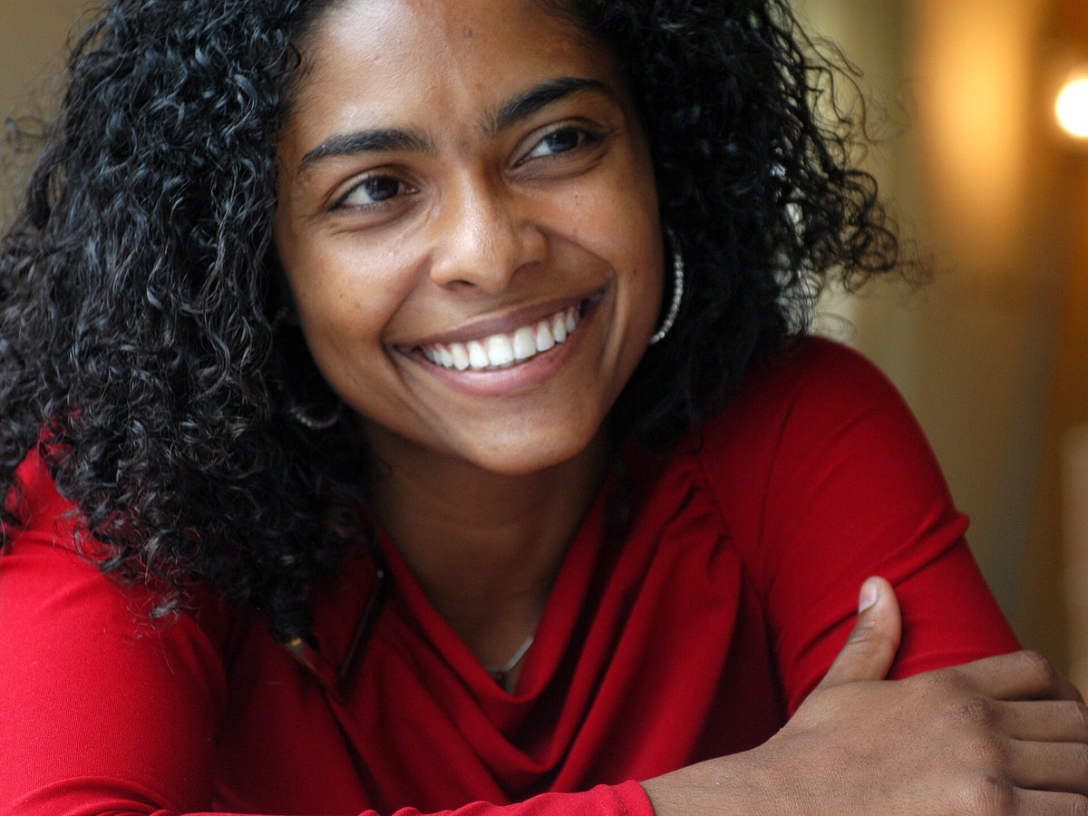 Ilonka Elmont glimlachend in een rood shirt