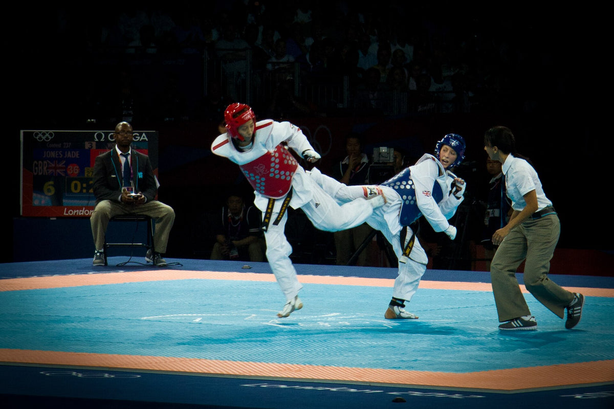 Jade Jones in een blauw borstpantser tijdens een taekwondowedstrijd in Londen