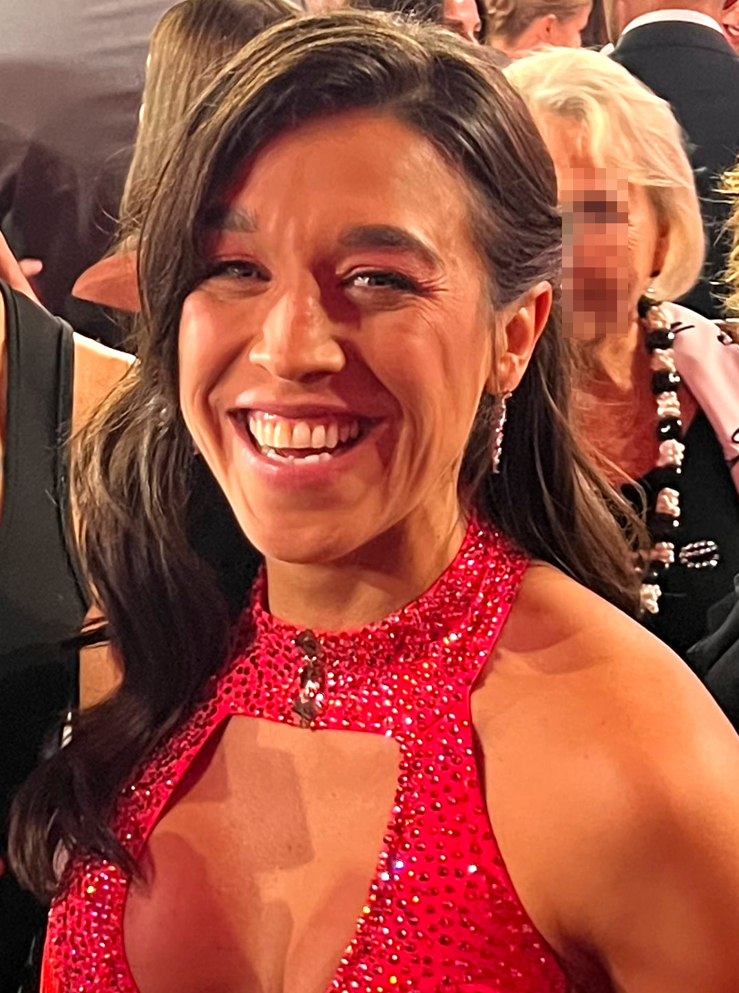 Joanna Jędrzejczyk glimlachend in een rode jurk tijdens een evenement