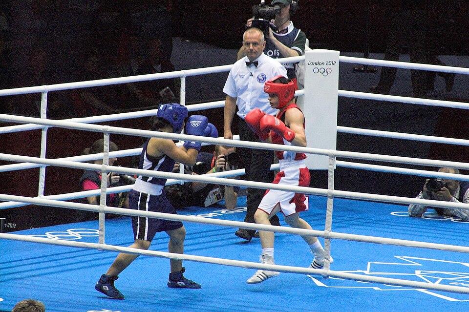 Katie Taylor in het rood tijdens een bokswedstrijd op de Olympische Spelen van Londen