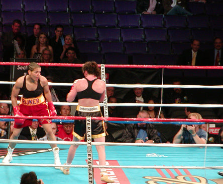 Lucia Rijker links in de boksring tegenover Jane Couch