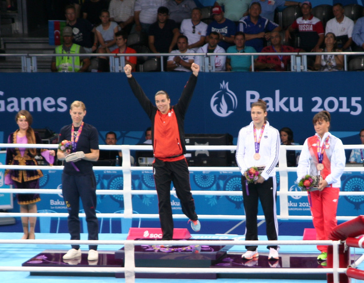 Nouchka Fontijn met geheven armen op het erepodium van de Europese Spelen in Baku