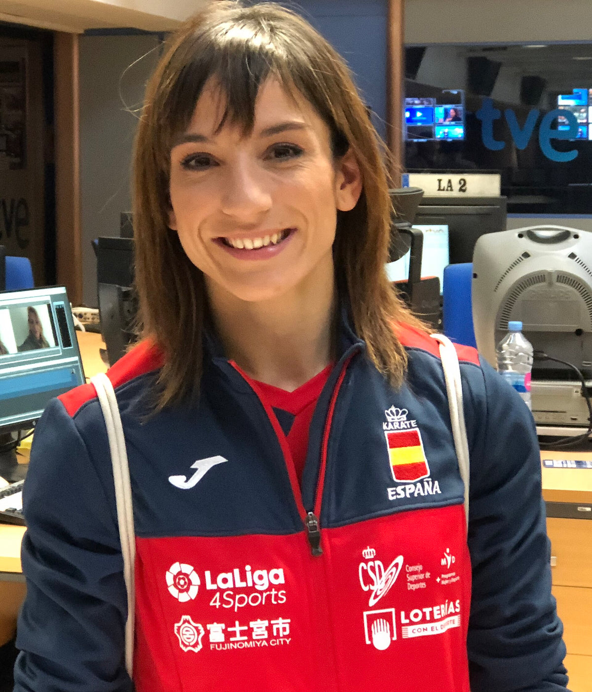 Sandra Sánchez in een rood en blauw trainingsjack van het Spaanse karateteam