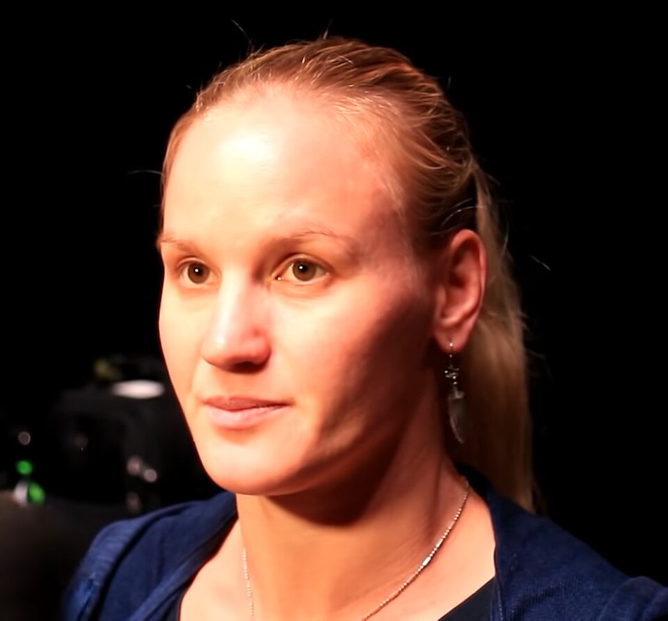 Portret van Valentina Shevchenko met opgestoken haar