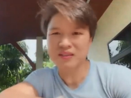 Zhang Weili in een grijs T-shirt tijdens een video-interview