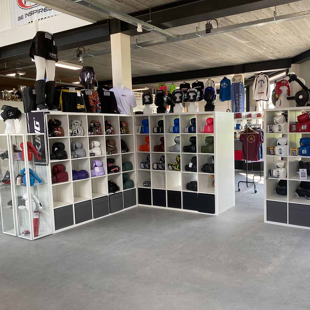 Handschoenen en vechtsportkleding in de showroom van Fight2Win in Waddinxveen.