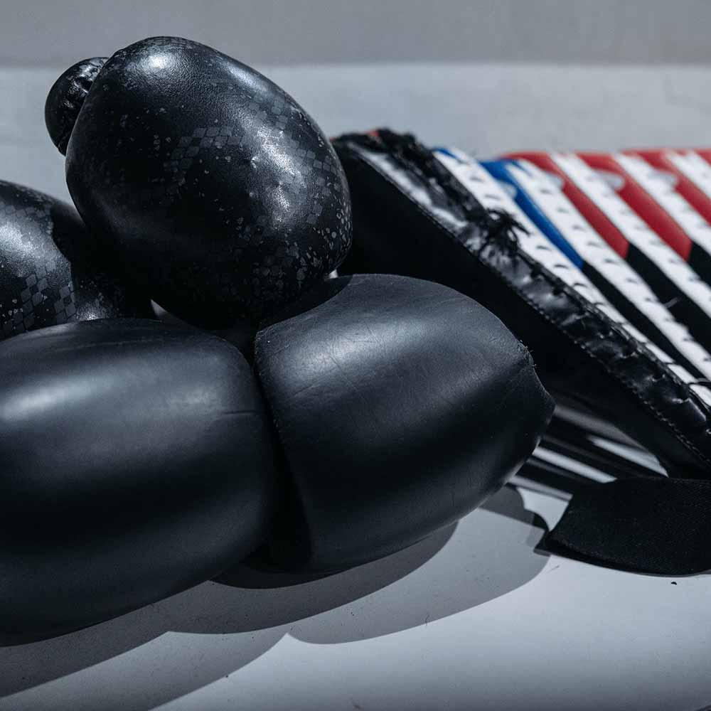 Handschoenen en pads in de trainingsruimte. Foto: Pavel Danilyuk.
