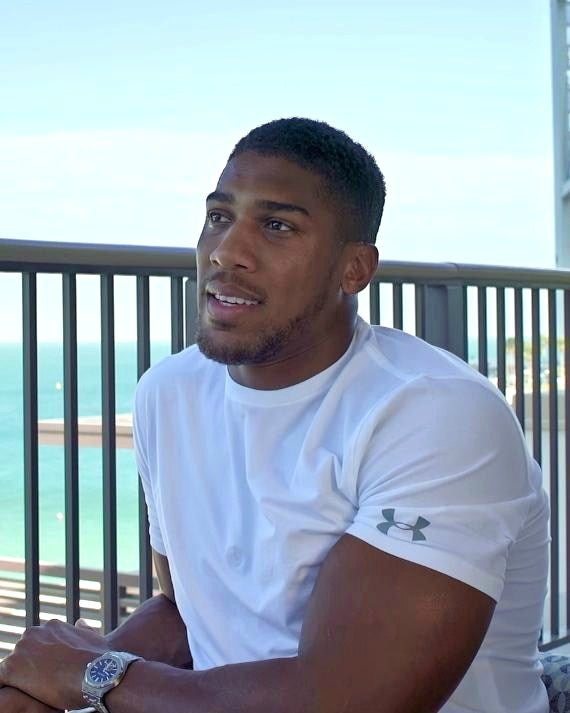 Anthony Joshua in een wit T-shirt tijdens een zittend interview