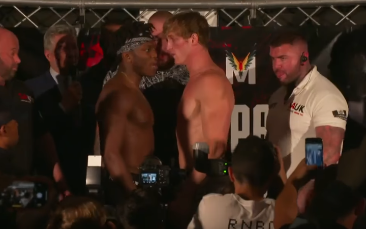 KSI en Logan Paul tegenover elkaar tijdens de weging in 2018