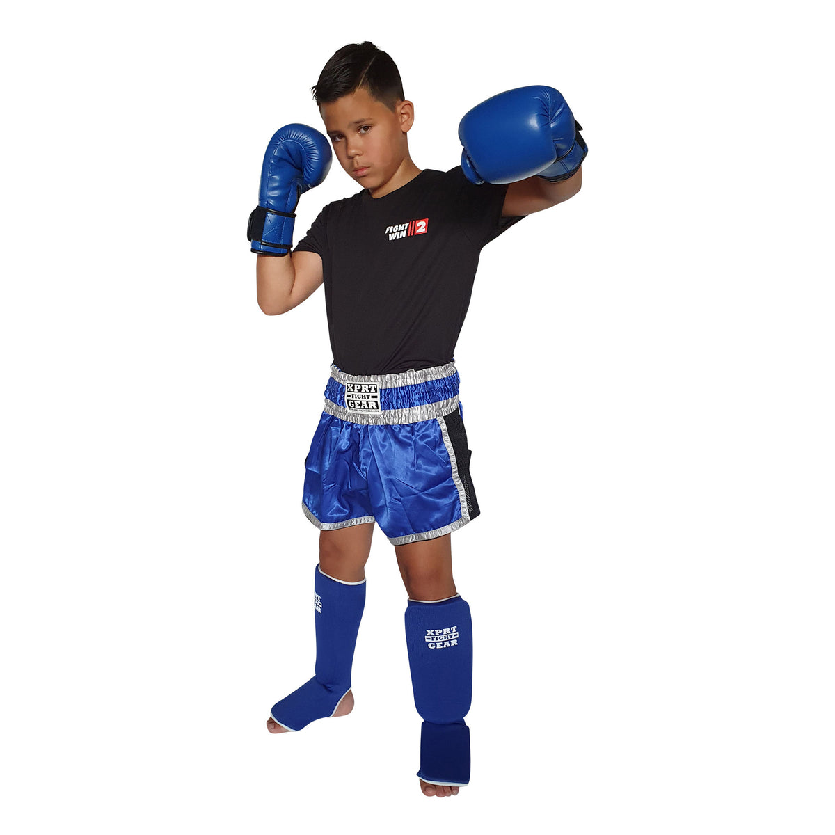 Jongen met blauwe XPRT-bokshandschoenen en scheenbeschermers, een blauw kickboksbroekje en een zwart Fight2Win-shirt.